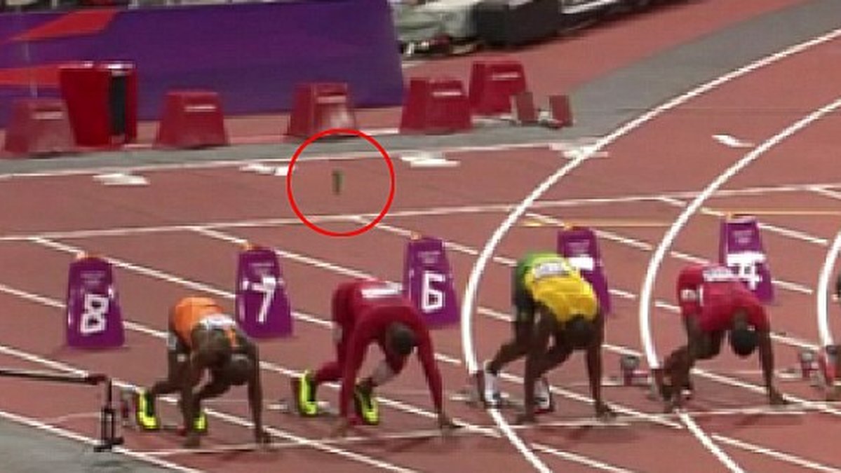 Flaskan är väldigt nära Bolt och de andra 100-meterslöparna.